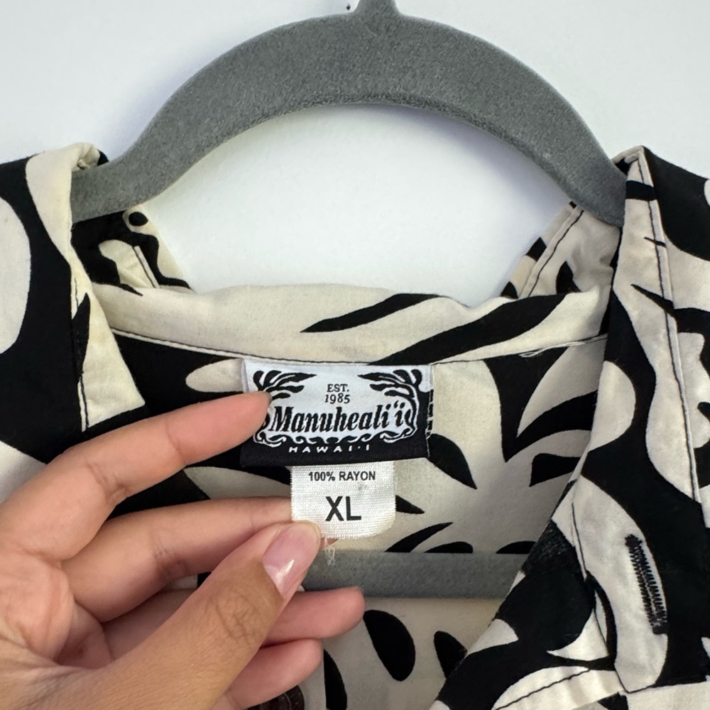 Manuhealii XL monstera pullover *does have flaws - Picture 4 of 4